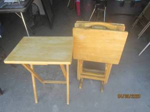 lot 257 image: 4 PC OAK FINISH&nbsp WOOD TV TRAY SET WITH STAND&nbsp