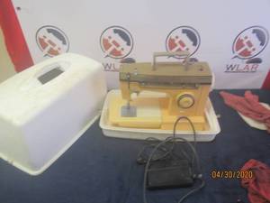 lot 259 image: VINTAGE SINGER SEWING MACHINE WITH CASE&nbsp