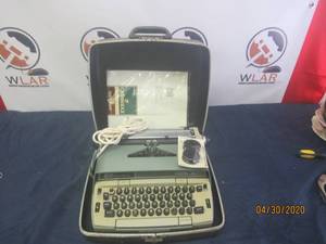 lot 260 image: VINTAGE SMITH CORONA ELECTRA 110 ELECTRIC TYPE WRITER WITH PORTABLE CASE&nbsp