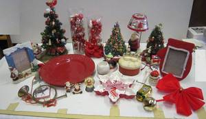 lot 473 image: Lot of Assorted Christmas Decor
