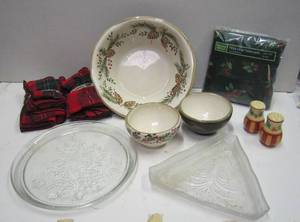 lot 518 image: Christmas Tableware & Linens