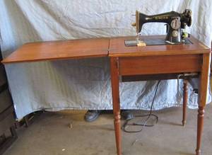 lot 618 image: Singer sewing machine in cabinet