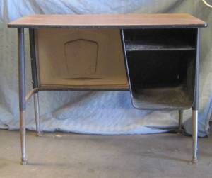 lot 622 image: School desk