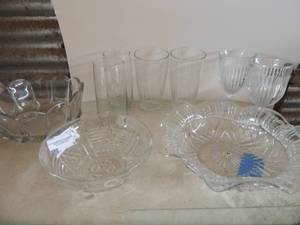 lot 146 image: assorted lot- 4 drinking glasses2 wine lasses, sunflower sauce bowl, star design bowl and plain bowl