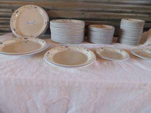 lot 172 image: Allegra stoneware 12 oval hearthside platters x 2, 15 dinner plates, 15 salad plates and 22 dessert plates  54 PCS