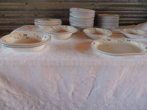 lot 173 image: Allegra stoneware- 2 bread bowls, 4 large soupsalad bowls,  16 bowls (1 has small chip) 13 bowls, 1 bread plate  35 PCS