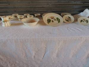 lot 176 image: Thematic By Crooksville dish set Delmar Begonia warrented 22K gold  bread bowl x 1, coffee cups x 6, creamer, dinner plates x 7 saucers x 11, dessert bowls x 6