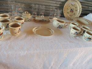 lot 178 image: 10 Heartland village coffee cups, oval platter, creamer, sugar, bowl with lid, 4 tea glasses, 4 juice glasses, 1 large salad bowl and a 12 serving plate