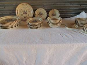 lot 179 image: 9 dinner plates Table works heartland village 10 saucers, 9 bowls, 12 dessert plates international stoneware made in japan