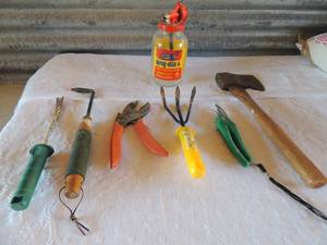 lot 181 image: Tools- hatchet, garden claw, prune sheers x 2 and a nail puller