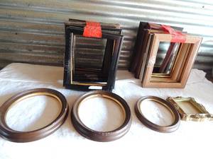 lot 187 image: Box of picture frames 8x10, 5x7 and oval 4x8