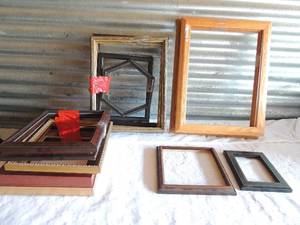lot 189 image: Box of picture frames 12 x16 x 2 8x19 x 6 and one 5x7