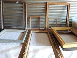 lot 190 image: Box of picture frames  11 12 and 8 x 10