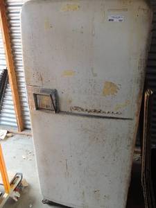 lot 197 image: VINTAGE Deluxe FRIGIDARE Cyclamatic refrigerator model #CID84 needs a deep clean