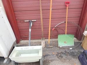 lot 202 image: Garden hoe, slim shovel snow shovel