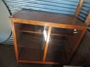 lot 208 image: Display case with shelving 47 length x 24 wide 43 High with glass front