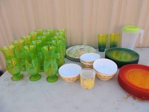 lot 263 image: Hawaiian party dish set all plastic- 5 bowls, 15 orange and 13 green plates, 4 large Hawaiian girl plates 15 cups, and 1 pitcher with lid