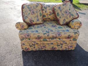 lot 269 image: Chair and a half yellow floral with 2 pillows