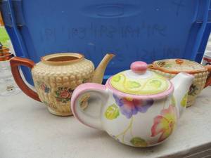lot 238 image: Pink and white tea pot, 2 cream bubbled tea pots 1 with 1 without lid