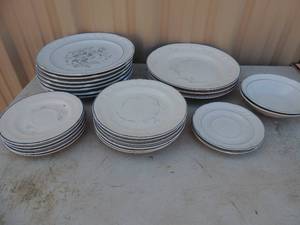 lot 255 image: Country ware stoneware ash berry 10 dinner plates 7 dessert plates 6 salad plates 2 soup bowls