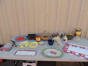 lot 260 image: 6 oink piglet glasses, multiple piglet place mats, Mulberry apple dcor platter 2007 design glass wagon 2 yellow oval 5x7 pic frames dcor apple pie with stand 3 pic frames size 4x7 gold flower vase x 2 and much more