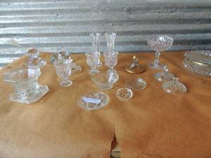 lot 290 image: Crystal lot includes candle holders, bear, cat, bowls and more