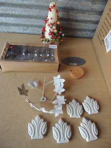 lot 315 image: 11 -  8 pack Clear christmas bulbs foam tree with mini bulbs