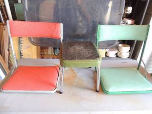 lot 320 image: small step stool and 2 bleachers seats for game season