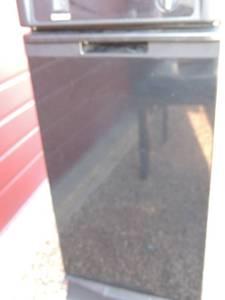 lot 8 image: Kenmore trash compacter black like new works well