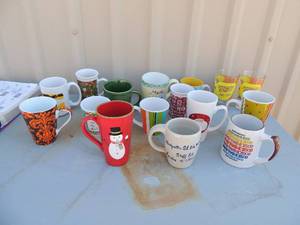 lot 17 image: Large lot of extra large coffee cups