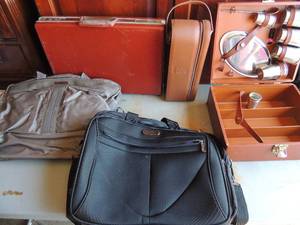 lot 30 image: Mini travel bar in brown carring case, NEW kenneth cole computer bag, Harris Methodist bag, samsonite brief case, american tourister travel work bag