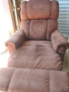 lot 31 image: Like new brown Lazy Boy recliner