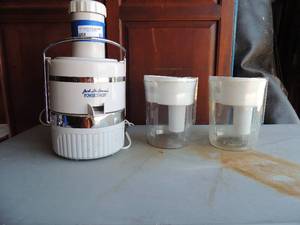 lot 33 image: 2 Brita water pitchers, jackla lane power juicer