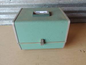 lot 287 image: ARGUS 500 SLIDE  projector for big screen in green case  UnTESTED  but looks NICE