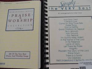 lot 41 image: MUSIC BOOKS - SHEET MUSIC SIMPLY THE BEST PRAISE & WORSHIP