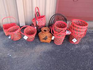 lot 312 image: Very large lot of varied size, color, shapes of baskets NEW