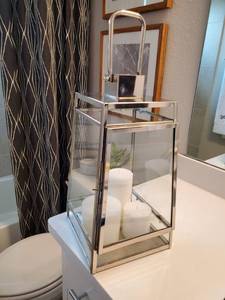 lot 14 image: Metal & Glass Lantern