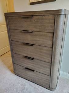 lot 20 image: Riverside 5 Drawer Dresser