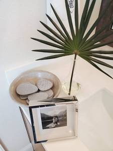 lot 64 image: Loofah Pads, Frame & Faux Stem in Glass Vase