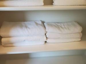 lot 66 image: 6 Mainstay White Bath Towels