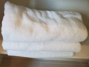 lot 68 image: 3 Mainstay White Bath Towels