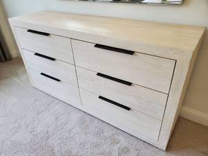 lot 75 image: Universal Huston 6-Drawer Dresser