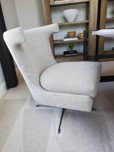 lot 91 image: Classic Concepts Swivel Chair