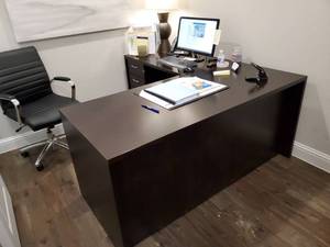 lot 125 image: Wood Desk with Side Desk by Indiana Furniture