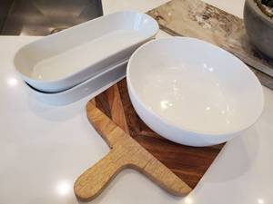 lot 178 image: Bowls & Cutting Board