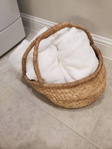lot 184 image: Basket with 5 White Bath Towels