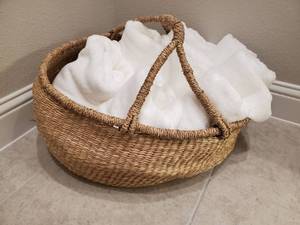 lot 185 image: Basket with 8 White Bath Towels