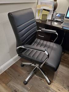 lot 122 image: Faux Leather Office Chair