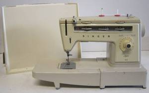 lot 646 image: Singer sewing machine