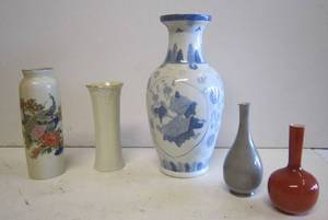 lot 653 image: Porcelain vases